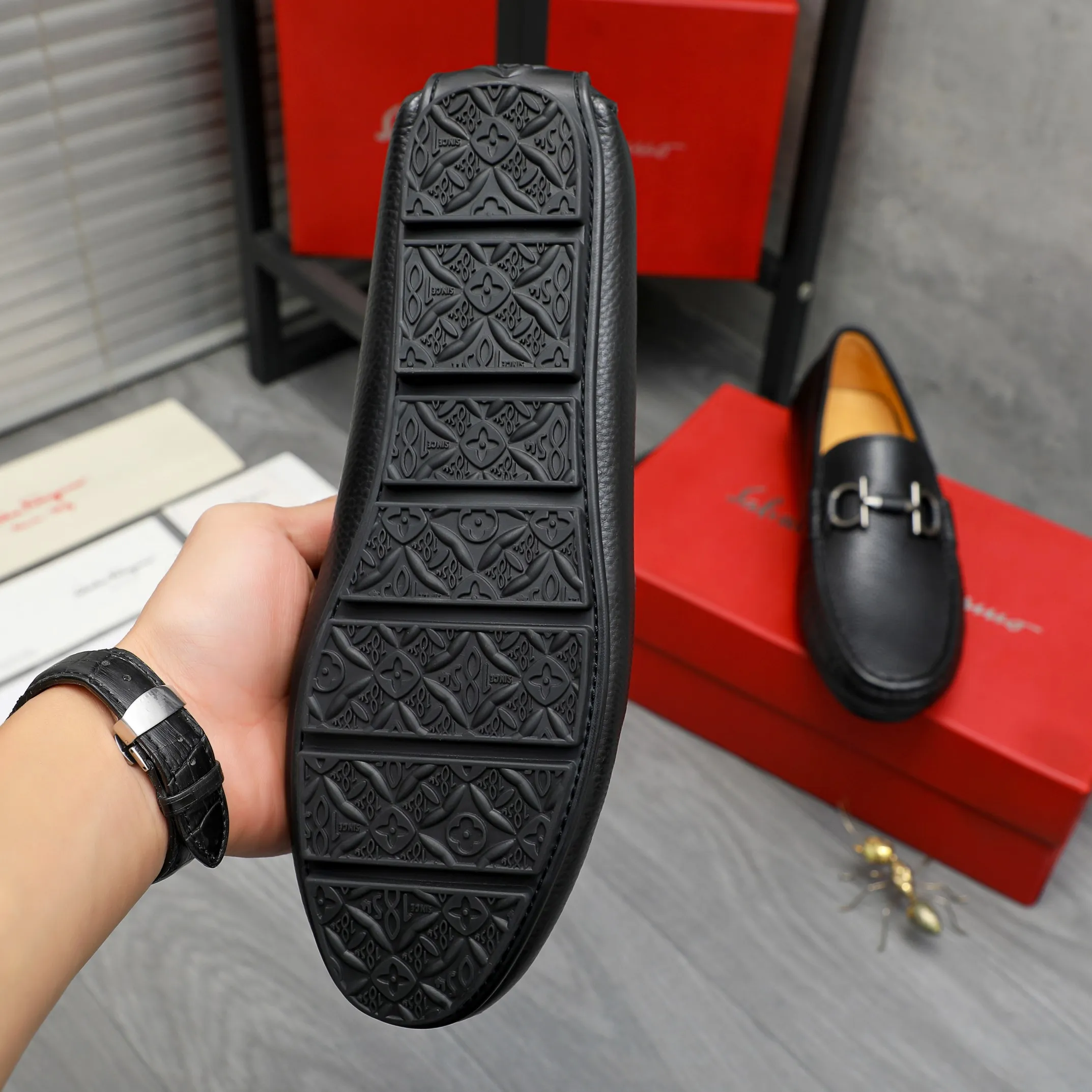 Men's shoes 💰p380 Product trademark: Ferragamo " Ferragamo ] Casual slip-on men's shoes Regular size: 38-45 Product material: Selected pebbled cowhide upper, pigskin lining, rubber outsole